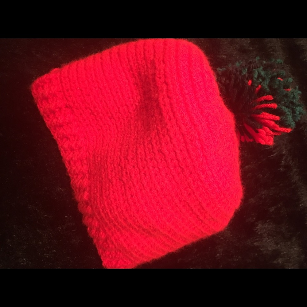 Red knitted hat - Picture 2 of 2